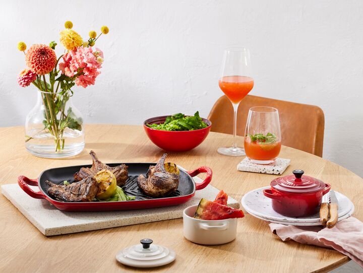 Grillede lammekoteletter med syltet rødløk og raita