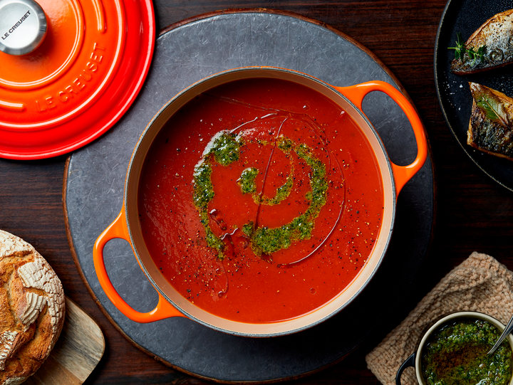 Kraftig tomatsuppe med stekt makrell og basilikumpesto