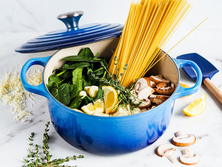 Vegetarisk one-pot-pasta med sopp, squash og spinat
