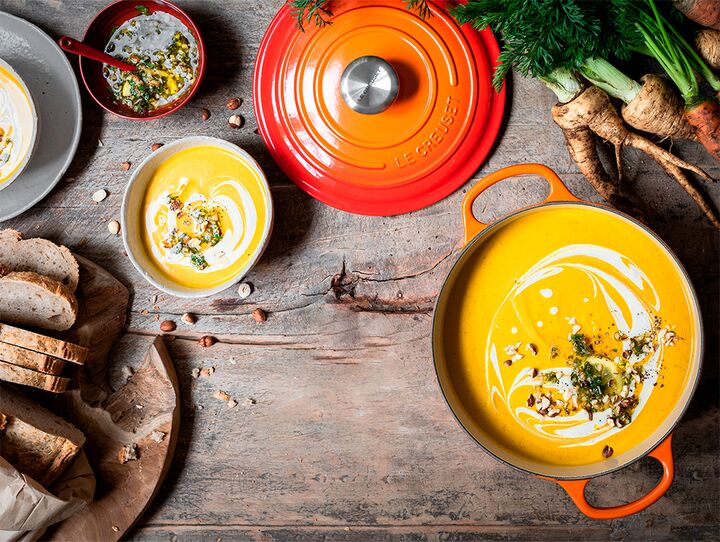 Suppe på ovnsbakte gulrøtter og pastinakk med ristet hasselnøttsalsa